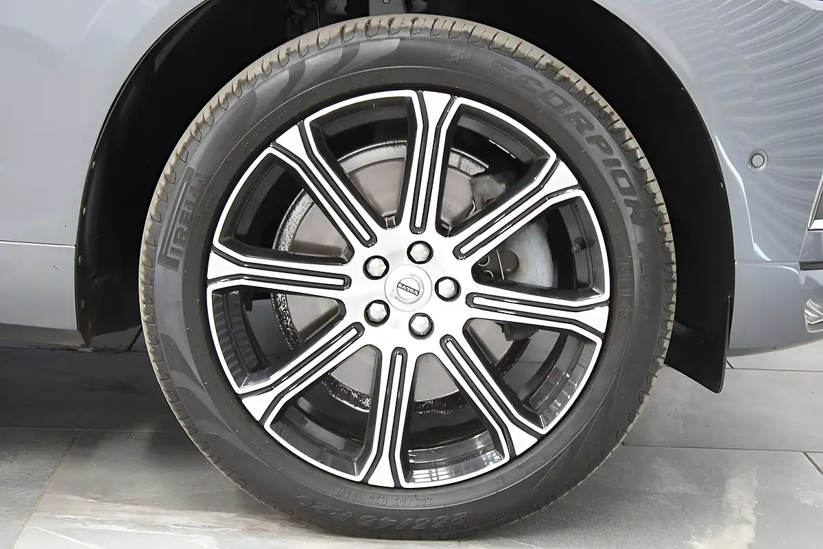 Used 2018 Volvo XC60 Inscription Grey - Interior and Exterior details 9