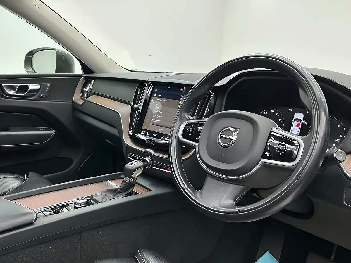 Used 2018 Volvo XC60 Inscription Pro Pine Grey - Interior and Exterior details 9