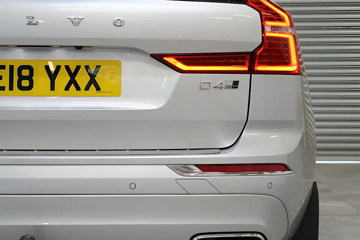 Used 2018 Volvo XC60 Inscription Pro Silver - Interior and Exterior details 10
