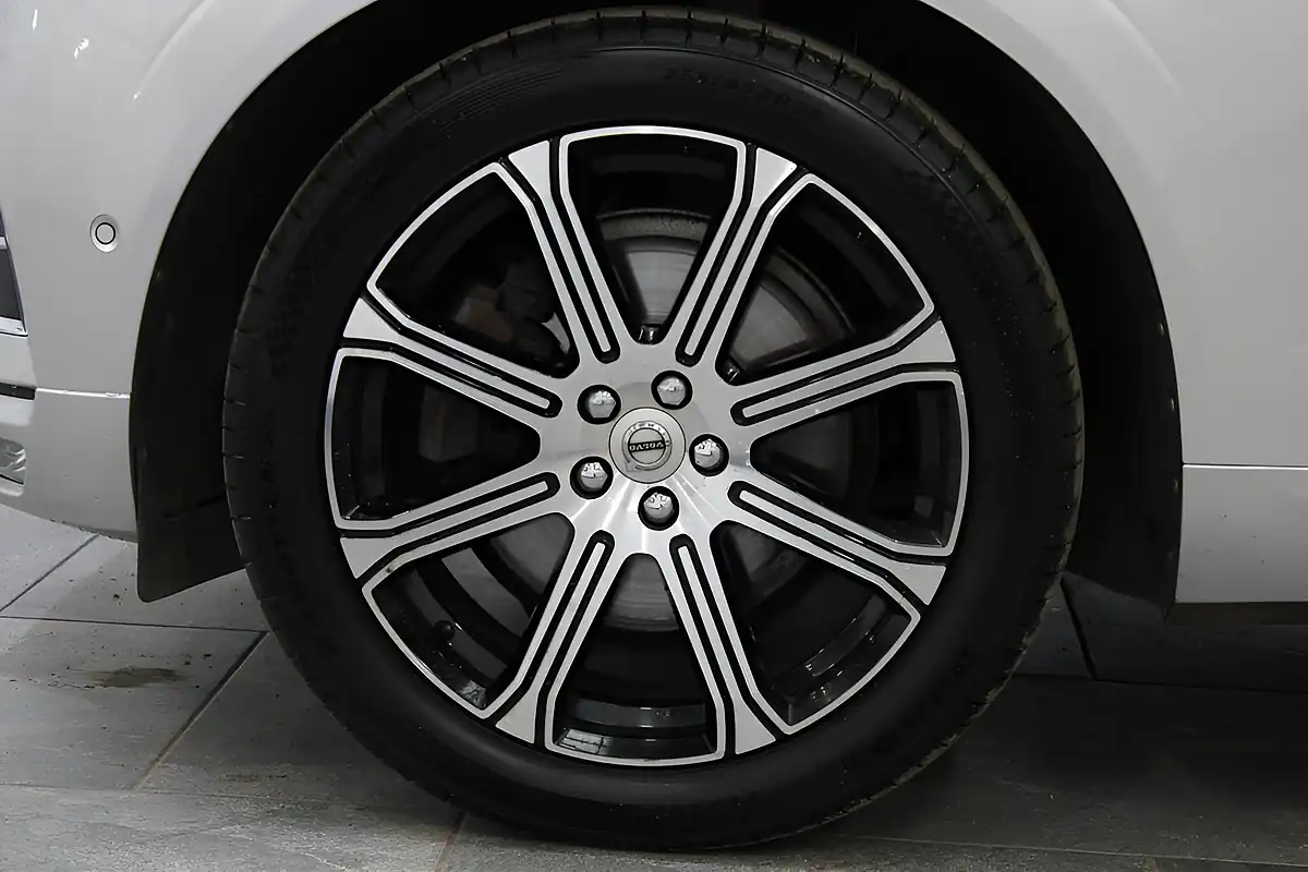 Used 2018 Volvo XC60 Inscription Pro Silver - Interior and Exterior details 12