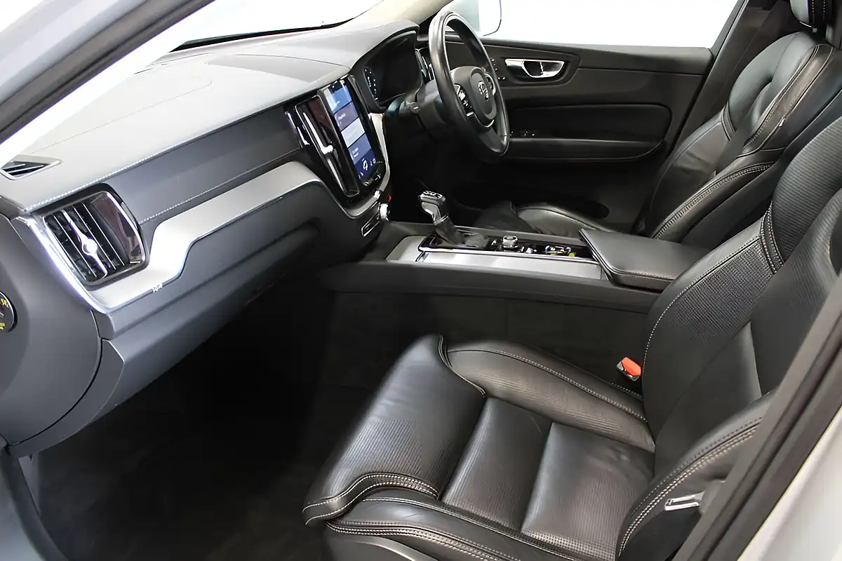 Used 2018 Volvo XC60 Inscription Pro Silver - Interior and Exterior details 14