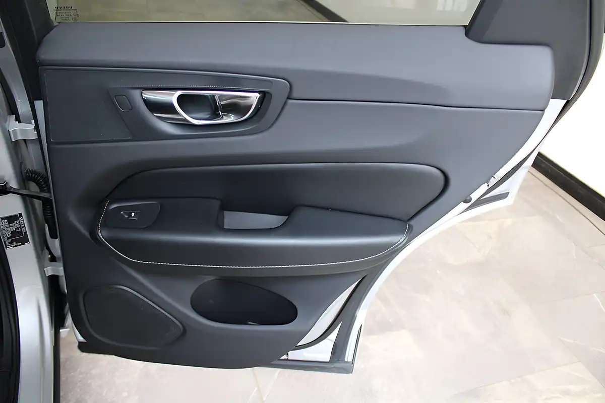 Used 2018 Volvo XC60 Inscription Pro Silver - Interior and Exterior details 17