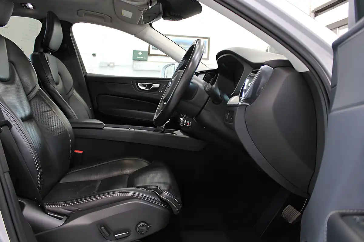 Used 2018 Volvo XC60 Inscription Pro Silver - Interior and Exterior details 18