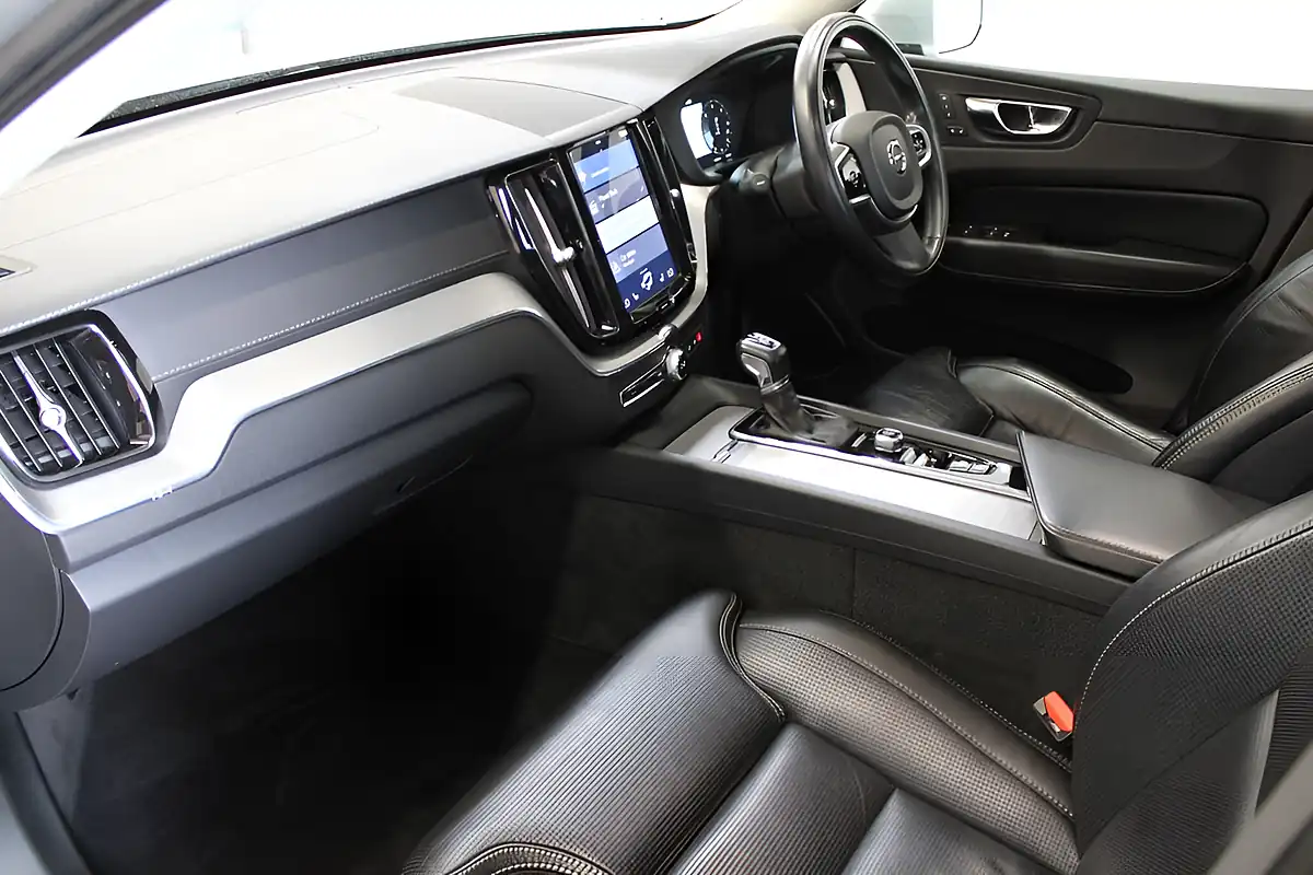 Used 2018 Volvo XC60 Inscription Pro Silver - Interior and Exterior details 2