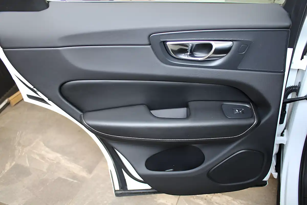Used 2018 Volvo XC60 Inscription Pro White - Interior and Exterior details 16