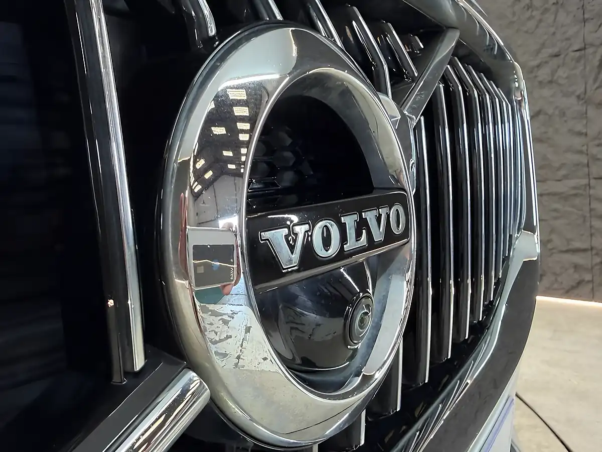 Used 2018 Volvo XC60 Inscription Silver - Interior and Exterior details 19