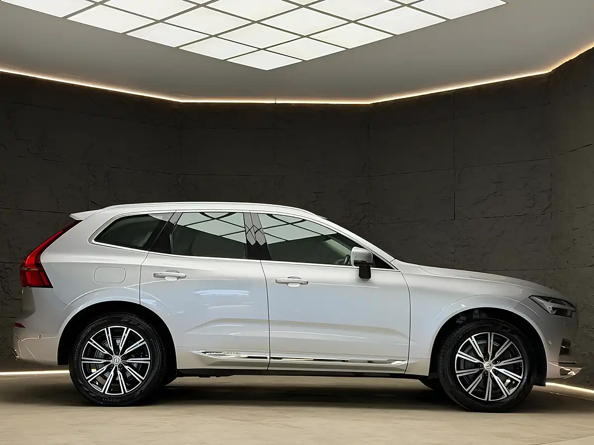 Used 2018 Volvo XC60 Inscription Silver - Interior and Exterior details 9