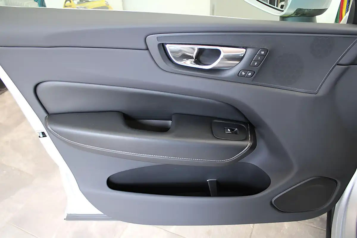 Used 2018 Volvo XC60 Inscription Silver - Interior and Exterior details 16