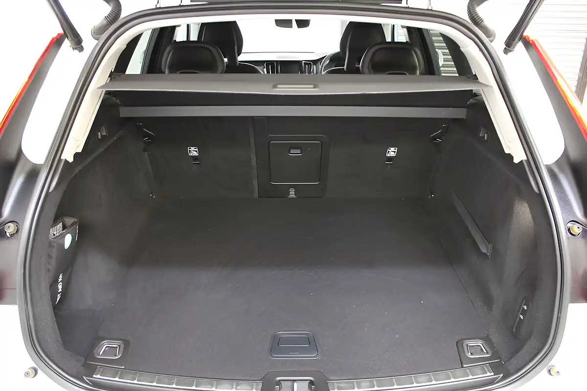 Used 2018 Volvo XC60 Inscription White - Interior and Exterior details 11
