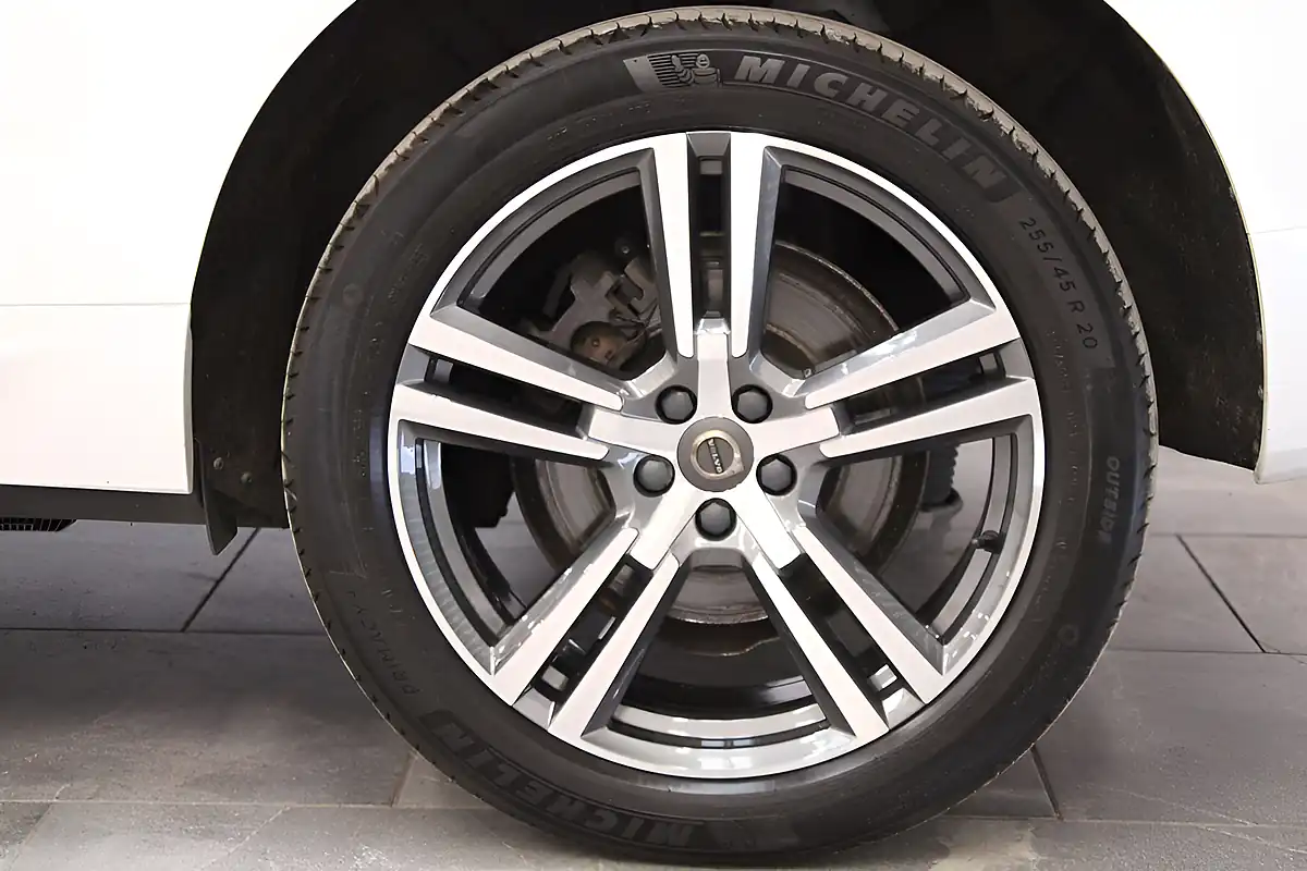 Used 2018 Volvo XC60 Inscription White - Interior and Exterior details 13