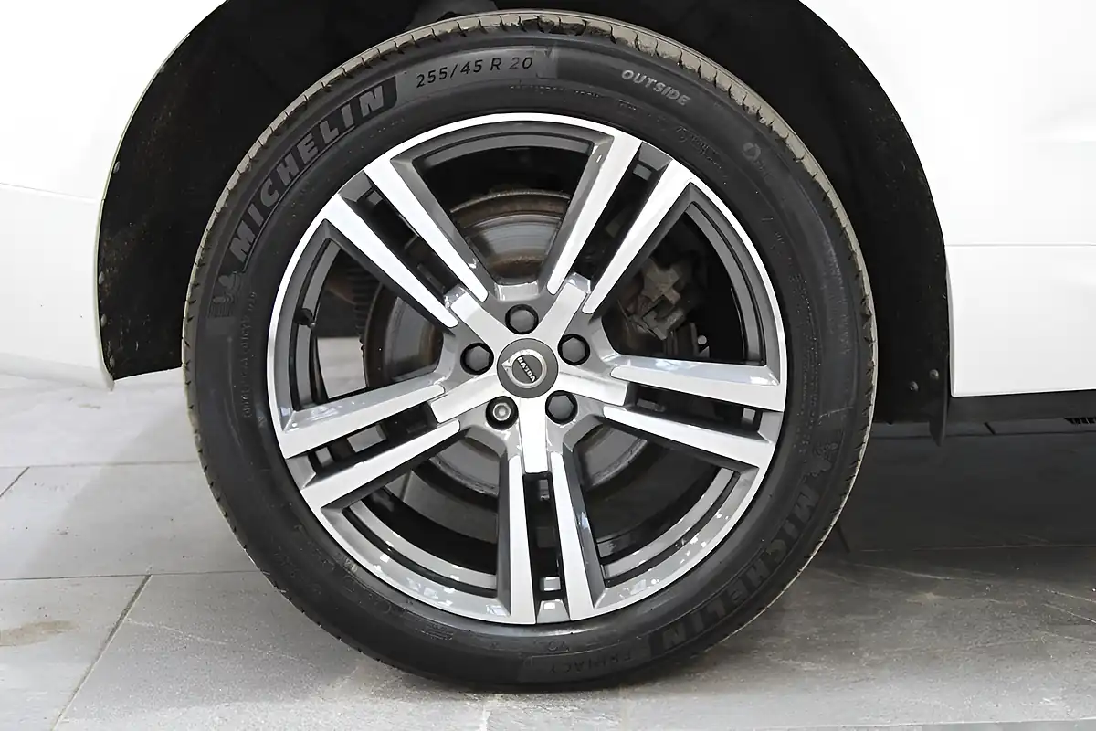 Used 2018 Volvo XC60 Inscription White - Interior and Exterior details 9