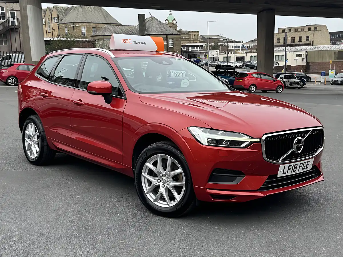 Used 2018 Volvo XC60 Momentum AWD Red - Front View