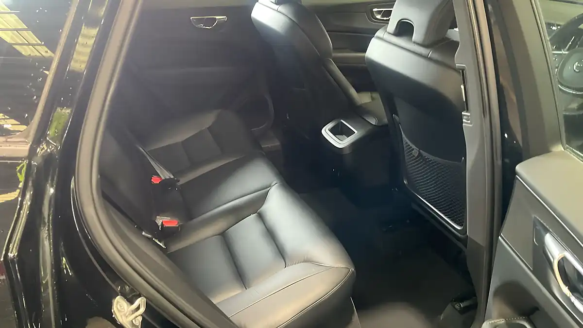 Used 2018 Volvo XC60 Momentum Black - Interior and Exterior details 8