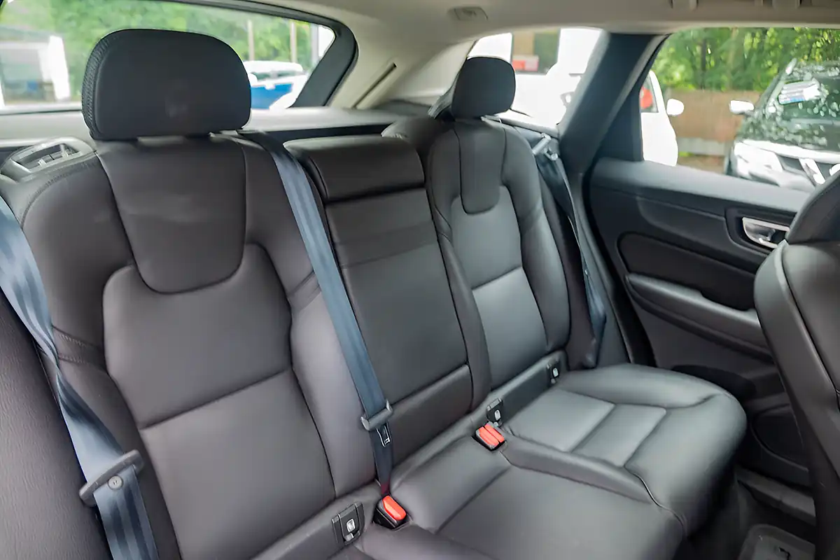 Used 2018 Volvo XC60 Momentum Onyx Black Metallic - Interior and Exterior details 12