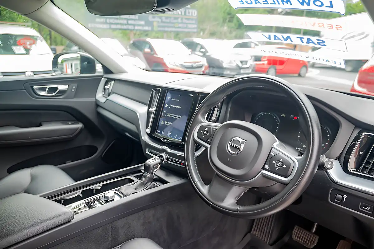 Used 2018 Volvo XC60 Momentum Onyx Black Metallic - Interior and Exterior details 14