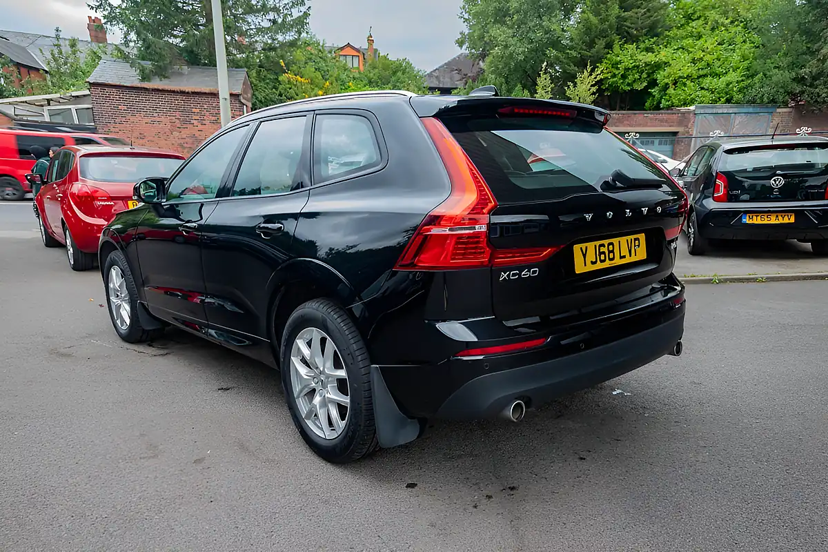 Used 2018 Volvo XC60 Momentum Onyx Black Metallic - Interior and Exterior details 5