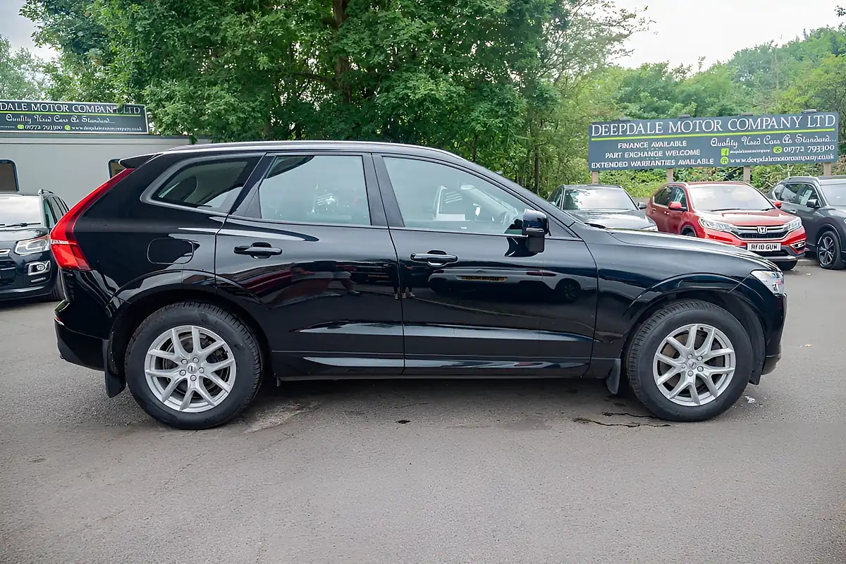 Used 2018 Volvo XC60 Momentum Onyx Black Metallic - Interior and Exterior details 7