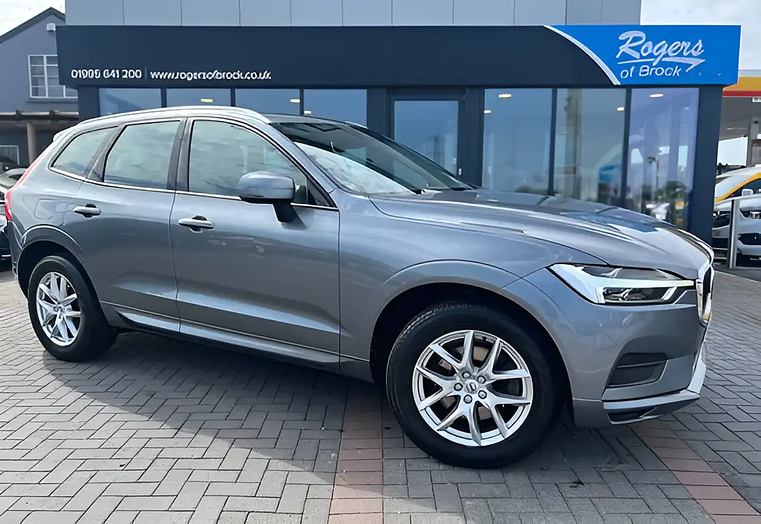 Used 2018 Volvo XC60 Momentum Osmium Grey - Front View