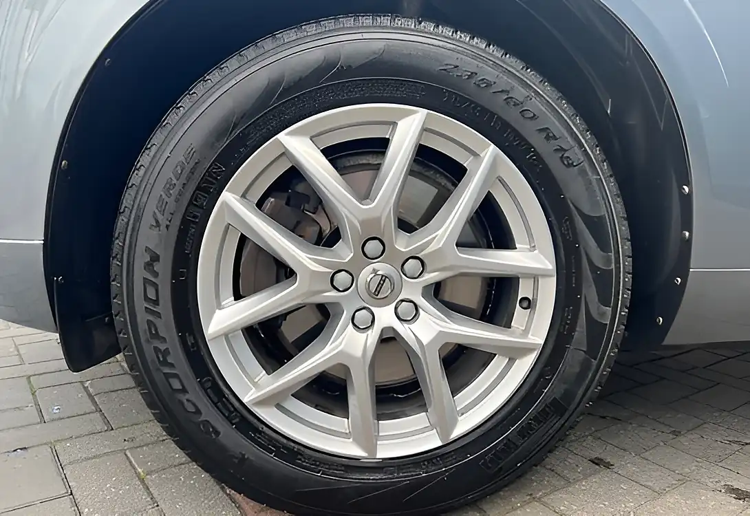 Used 2018 Volvo XC60 Momentum Osmium Grey - Interior and Exterior details 12