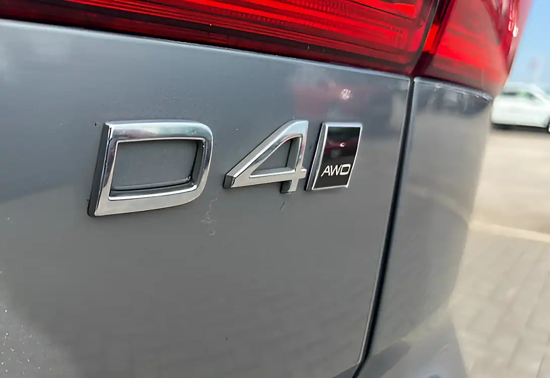 Used 2018 Volvo XC60 Momentum Osmium Grey - Interior and Exterior details 13