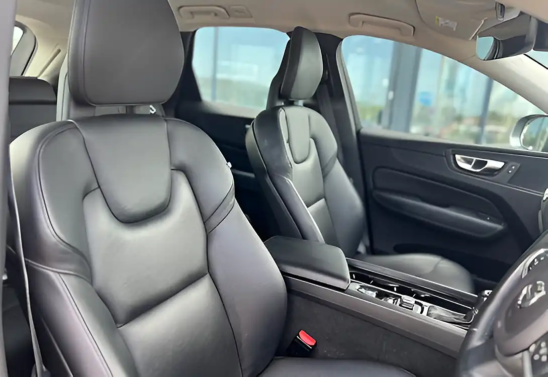 Used 2018 Volvo XC60 Momentum Osmium Grey - Interior and Exterior details 16