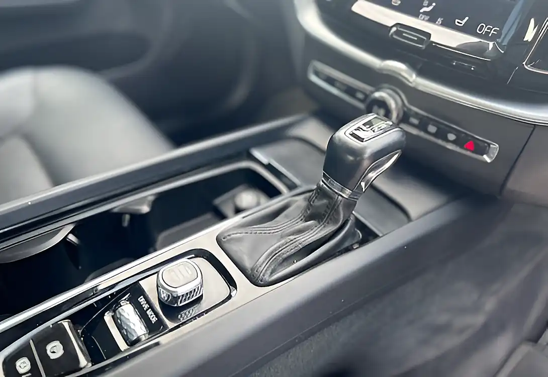 Used 2018 Volvo XC60 Momentum Osmium Grey - Interior and Exterior details 19