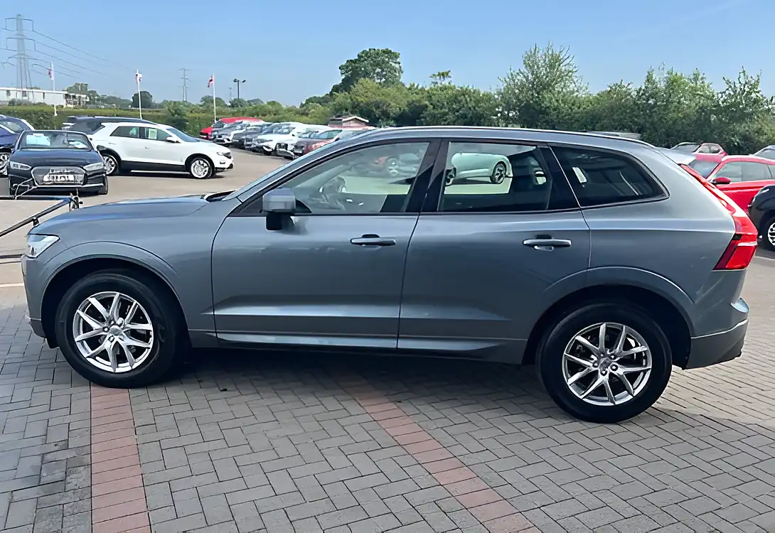 Used 2018 Volvo XC60 Momentum Osmium Grey - Interior and Exterior details 9