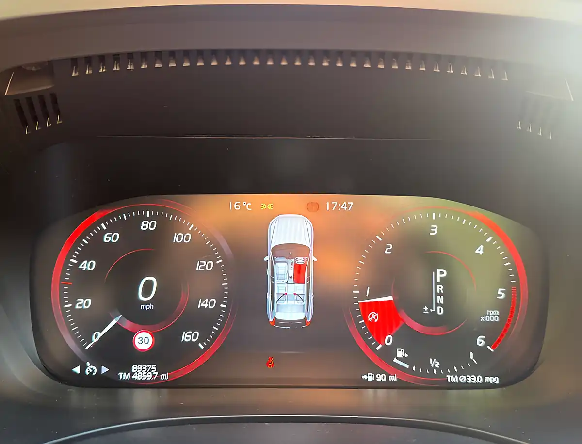 Used 2018 Volvo XC60 Momentum Pro Pine Grey - Interior and Exterior details 10