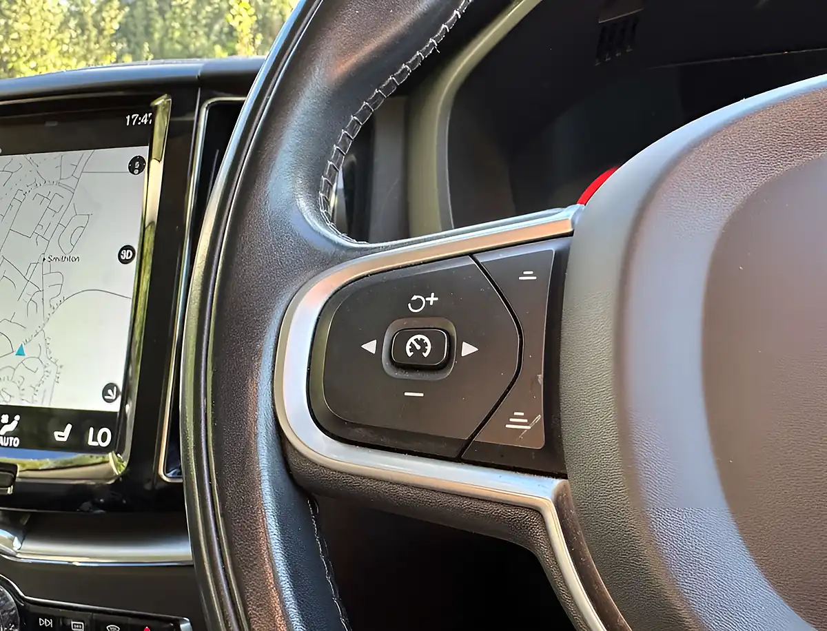 Used 2018 Volvo XC60 Momentum Pro Pine Grey - Interior and Exterior details 15