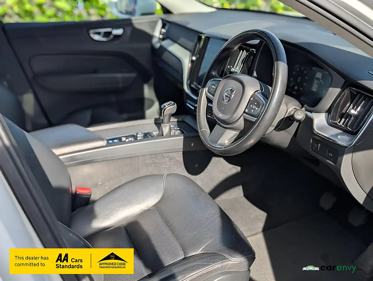 Used 2018 Volvo XC60 Momentum Pro White - Interior and Exterior details 11