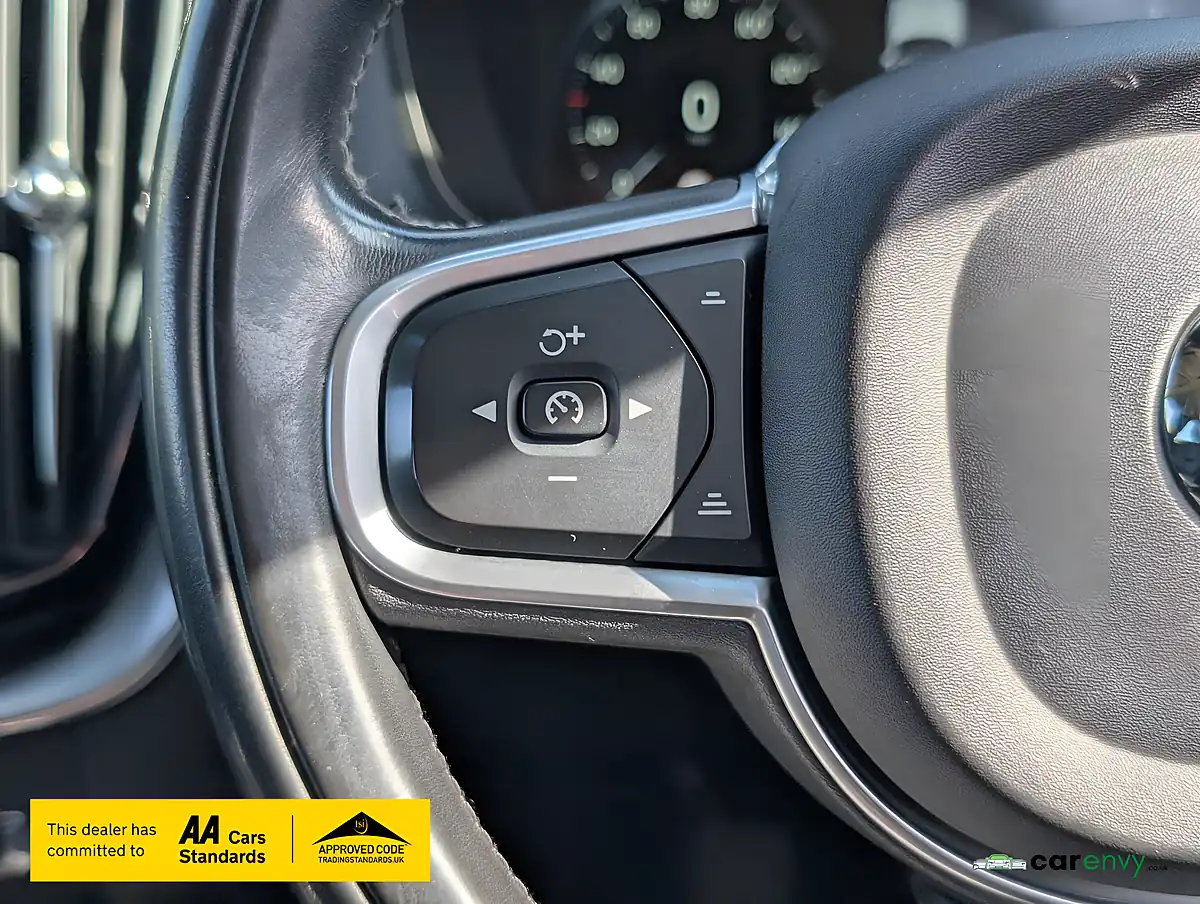 Used 2018 Volvo XC60 Momentum Pro White - Interior and Exterior details 12