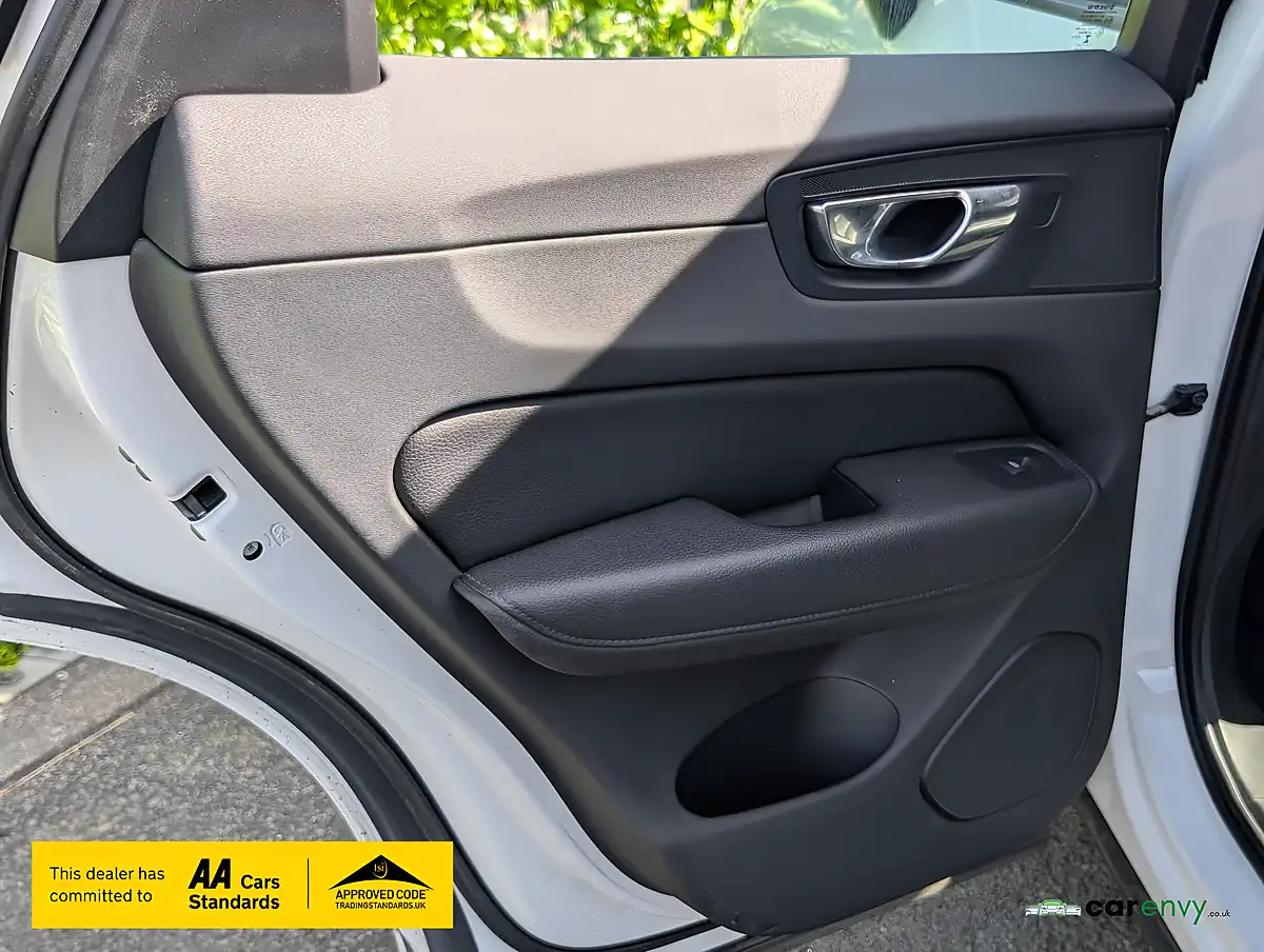 Used 2018 Volvo XC60 Momentum Pro White - Interior and Exterior details 17