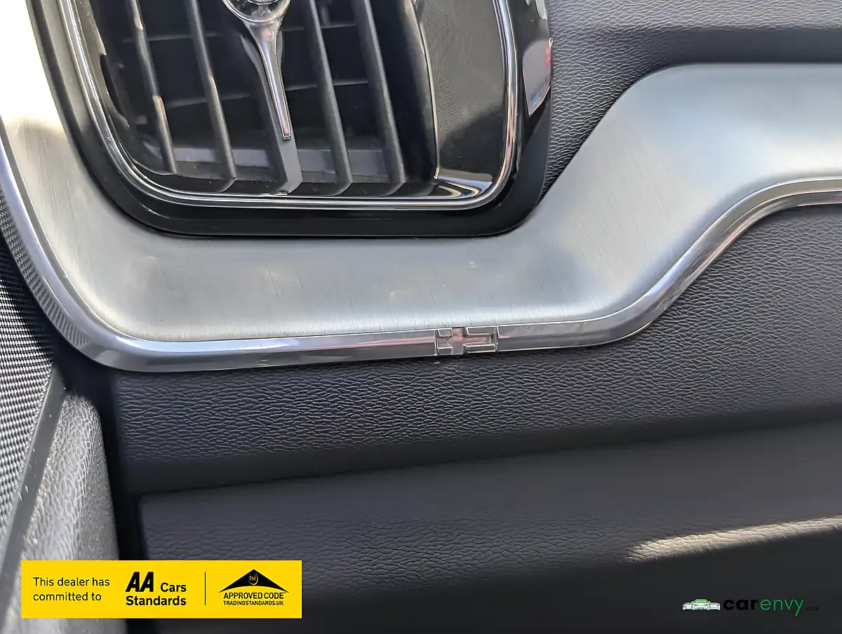 Used 2018 Volvo XC60 Momentum Pro White - Interior and Exterior details 18