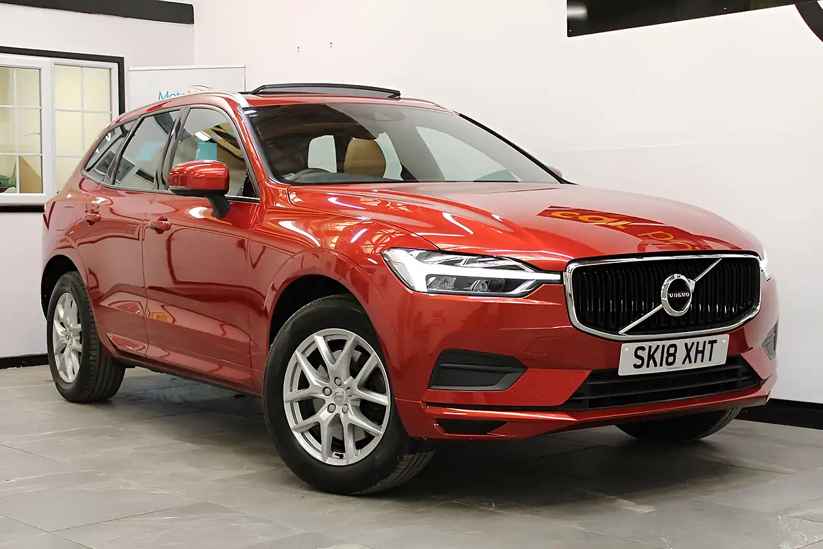 Used 2018 Volvo XC60 Momentum Red - Front View
