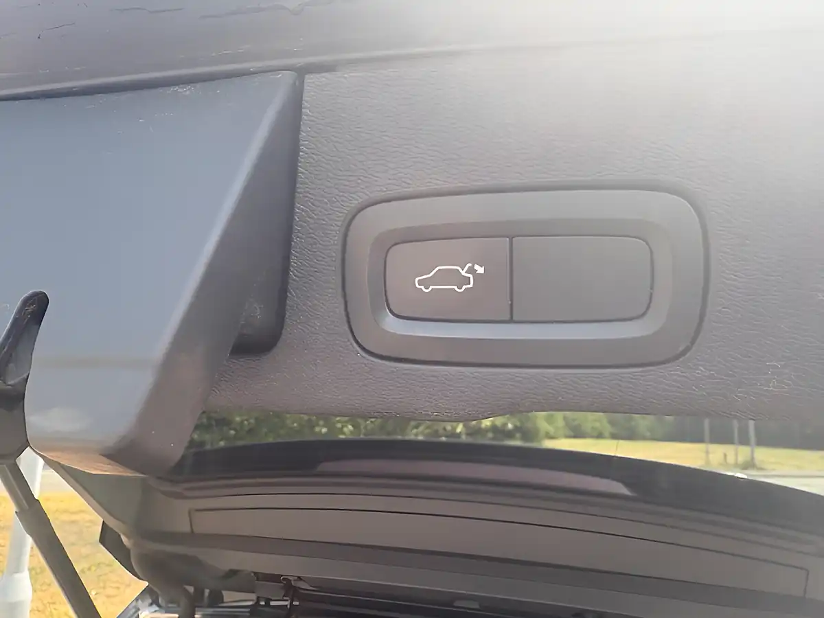 Used 2018 Volvo XC60 R-Design Black - Interior and Exterior details 11