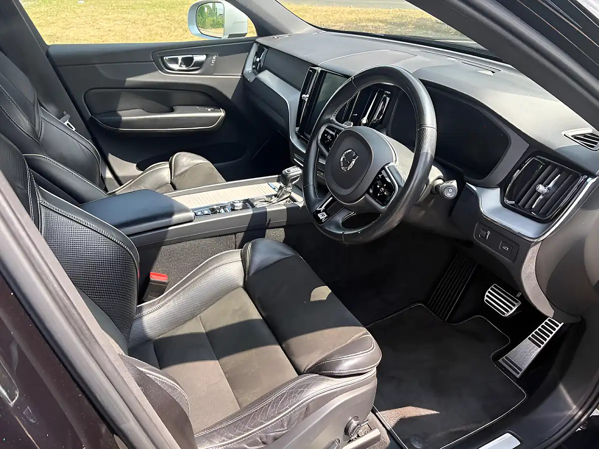Used 2018 Volvo XC60 R-Design Black - Interior and Exterior details 13