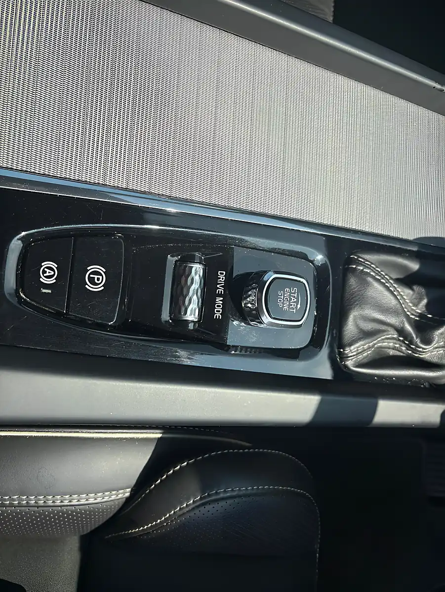 Used 2018 Volvo XC60 R-Design Black - Interior and Exterior details 14