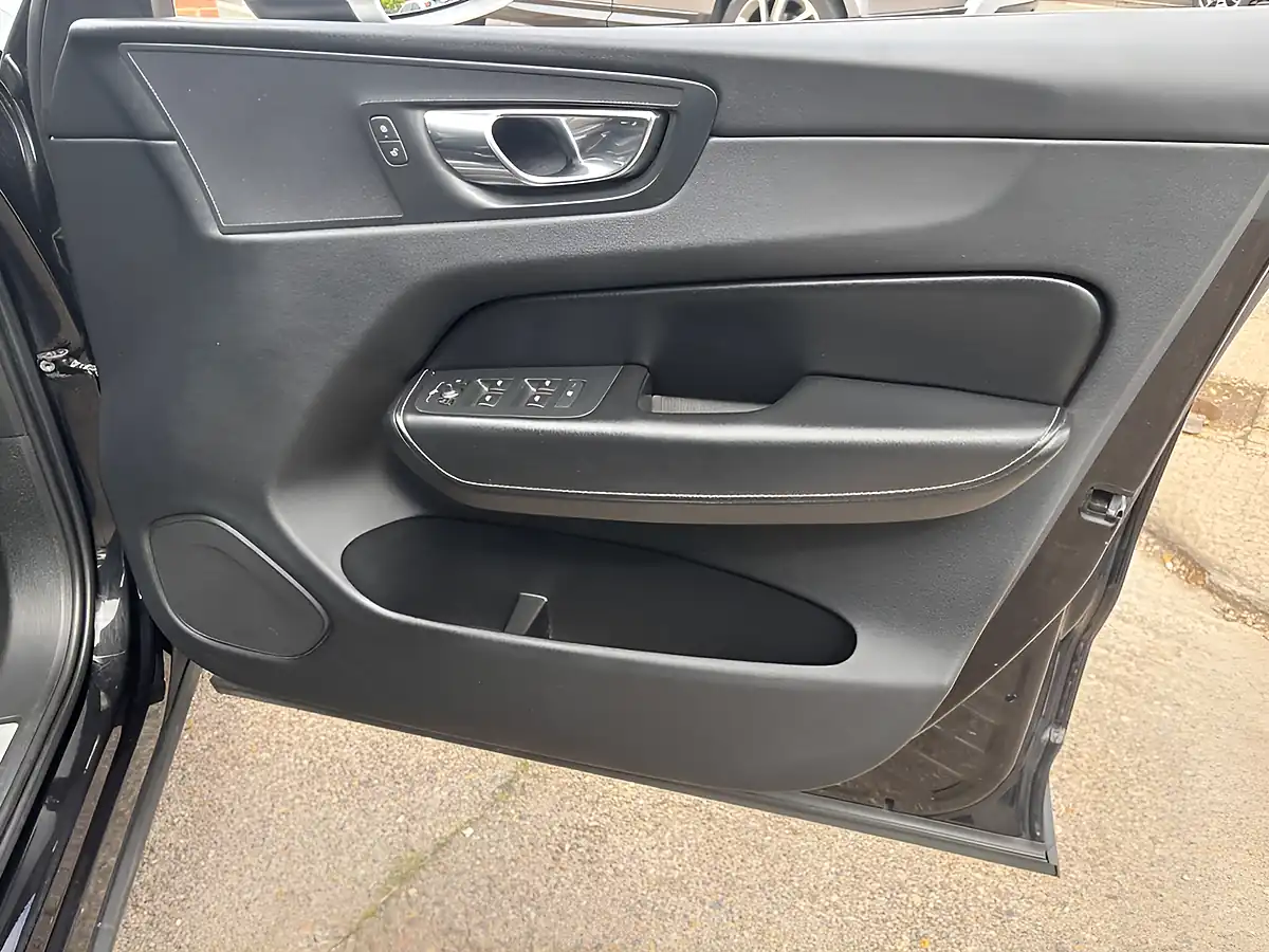 Used 2018 Volvo XC60 R-Design Black - Interior and Exterior details 16