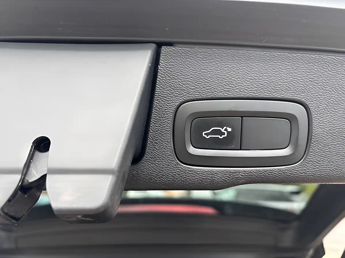 Used 2018 Volvo XC60 R-Design Black - Interior and Exterior details 20