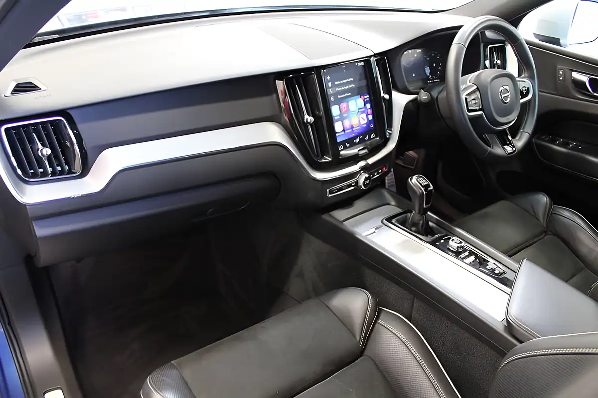 Used 2018 Volvo XC60 R-Design Blue - Interior and Exterior details 14