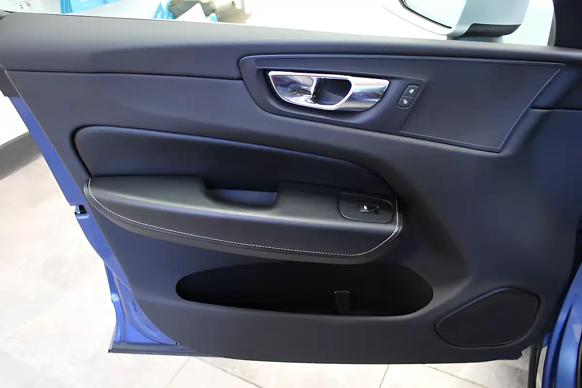 Used 2018 Volvo XC60 R-Design Blue - Interior and Exterior details 15