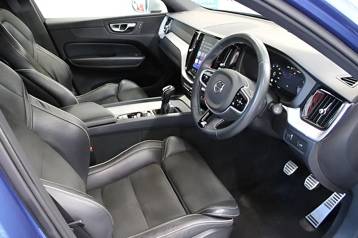 Used 2018 Volvo XC60 R-Design Blue - Interior and Exterior details 18