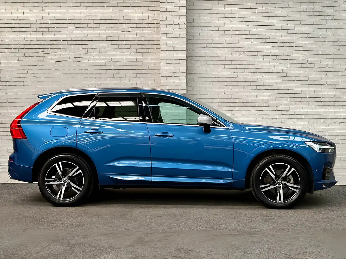 Used 2018 Volvo XC60 R-Design Blue - Interior and Exterior details 11