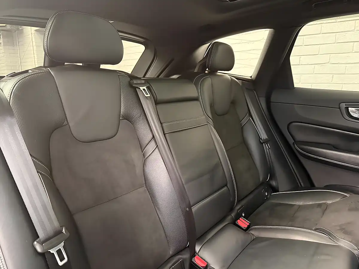 Used 2018 Volvo XC60 R-Design Blue - Interior and Exterior details 12