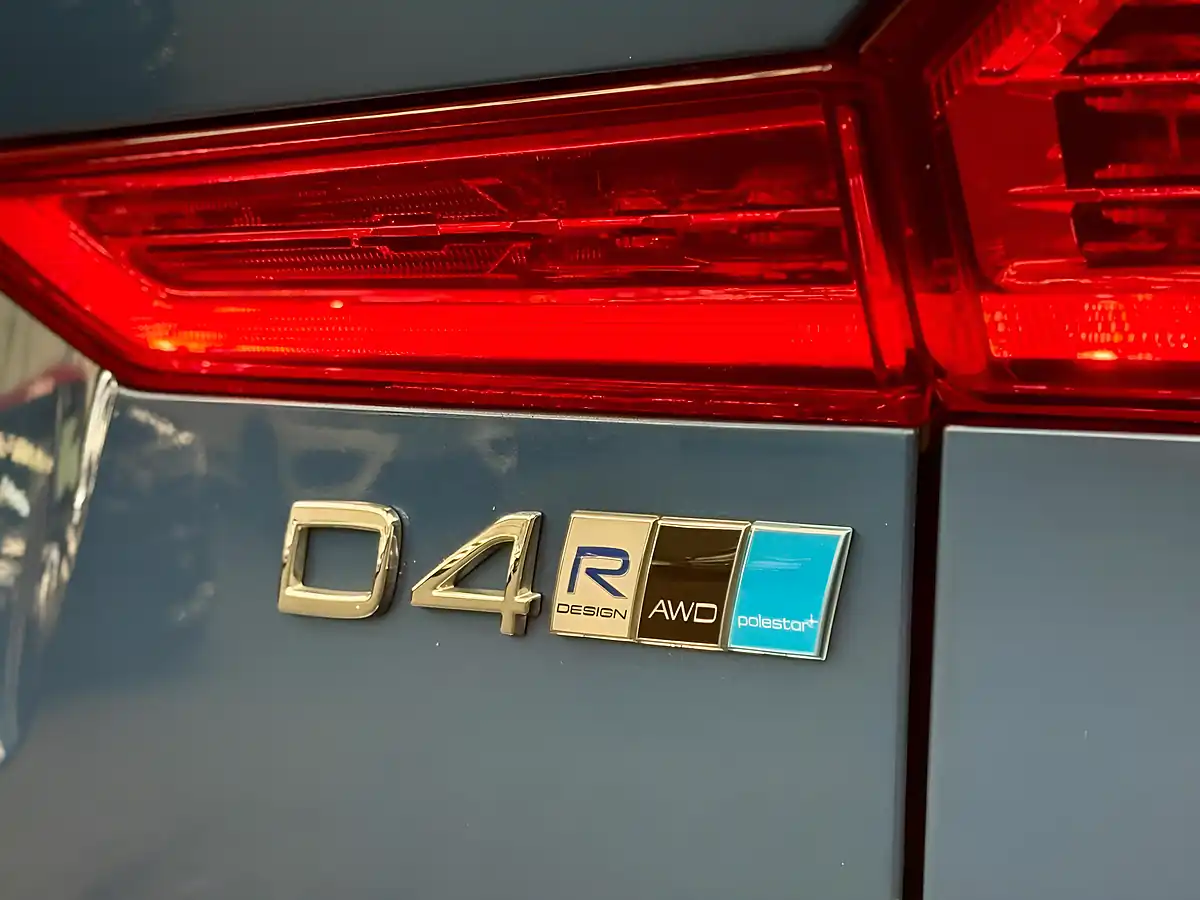 Used 2018 Volvo XC60 R-Design Blue - Interior and Exterior details 16