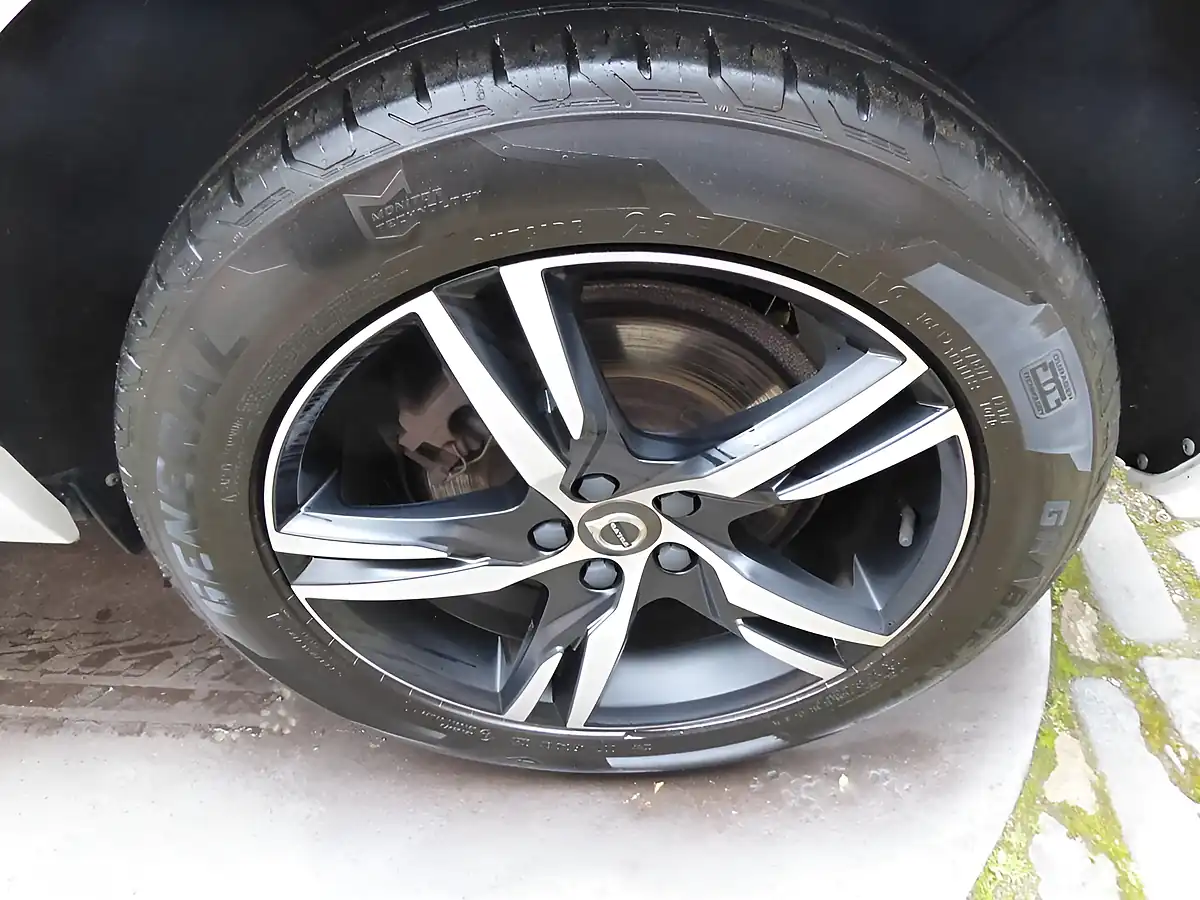 Used 2018 Volvo XC60 R-Design Crystal White Metallic - Interior and Exterior details 8