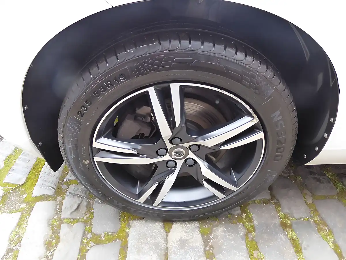 Used 2018 Volvo XC60 R-Design Crystal White Metallic - Interior and Exterior details 9
