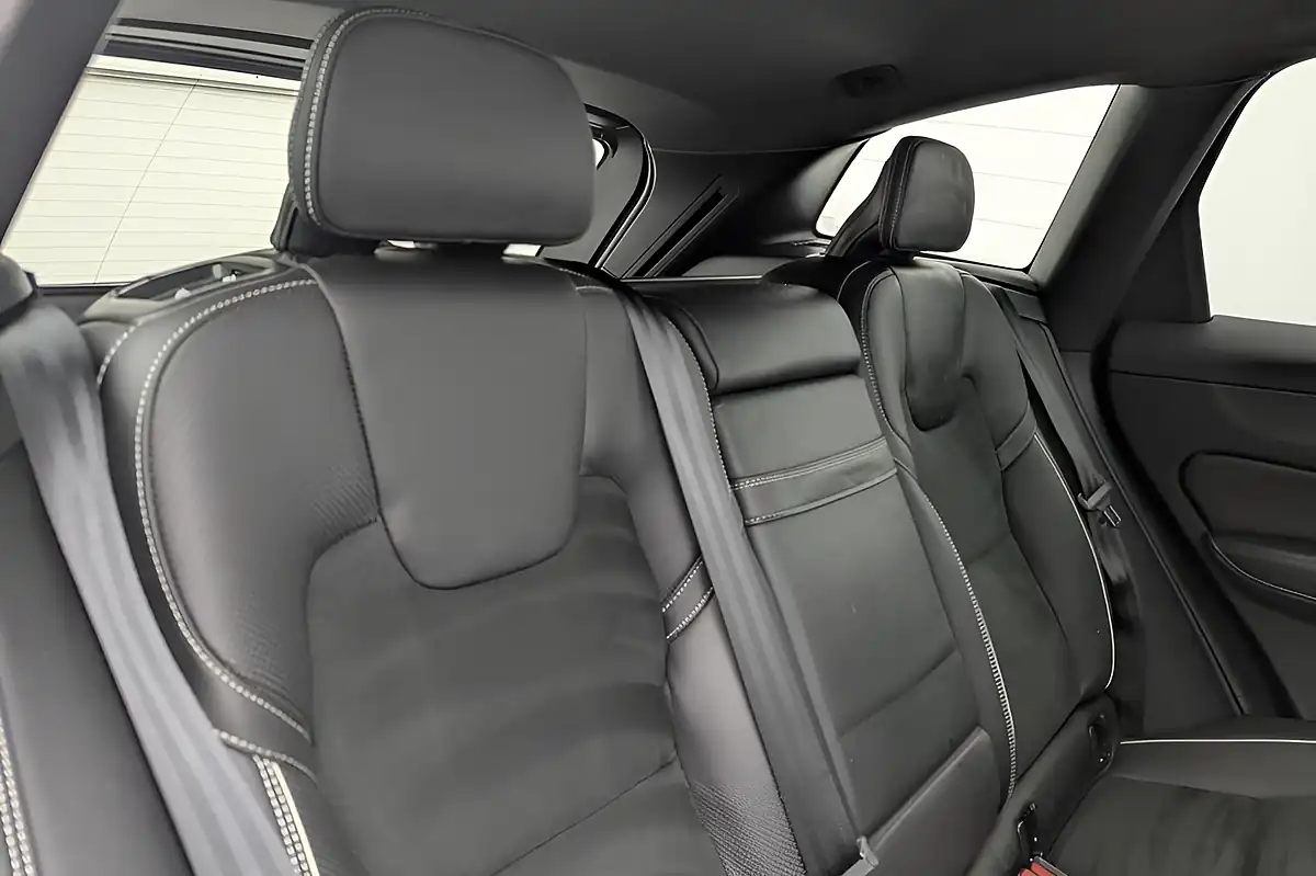 Used 2018 Volvo XC60 R-Design Ice White - Interior and Exterior details 17