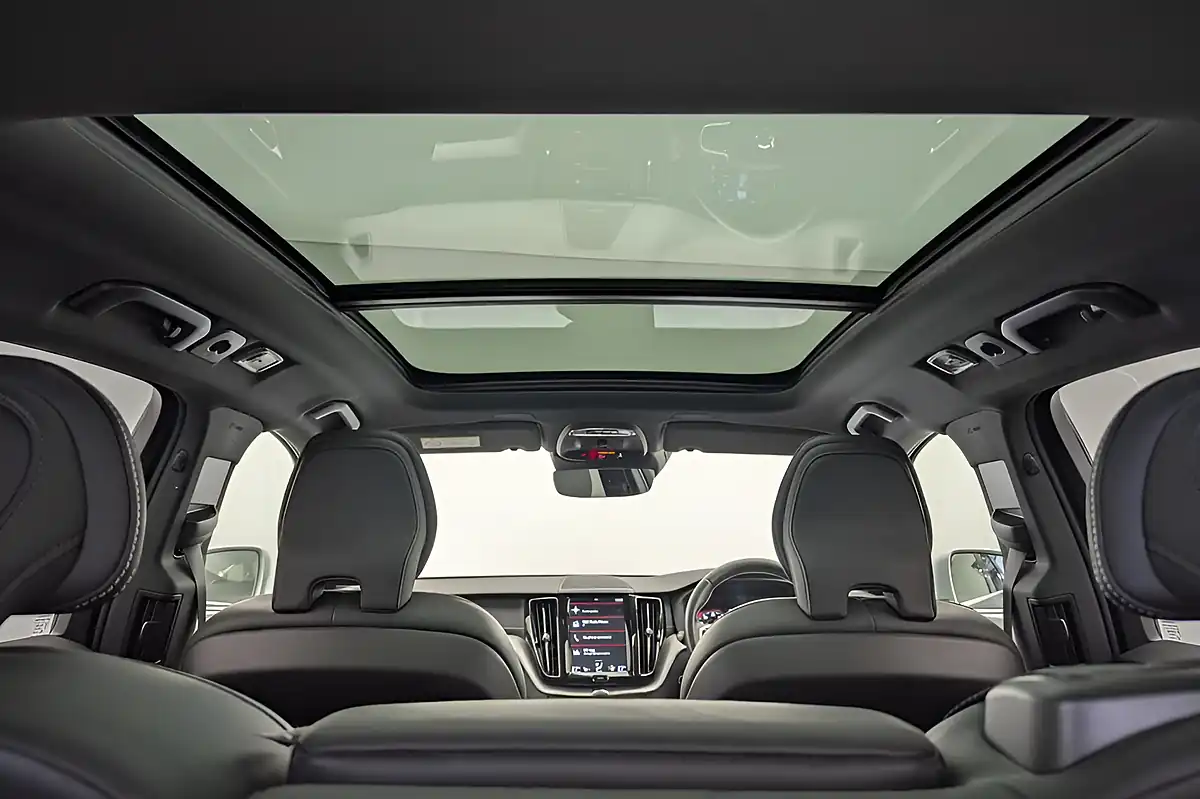 Used 2018 Volvo XC60 R-Design Pro Blue - Interior and Exterior details 12