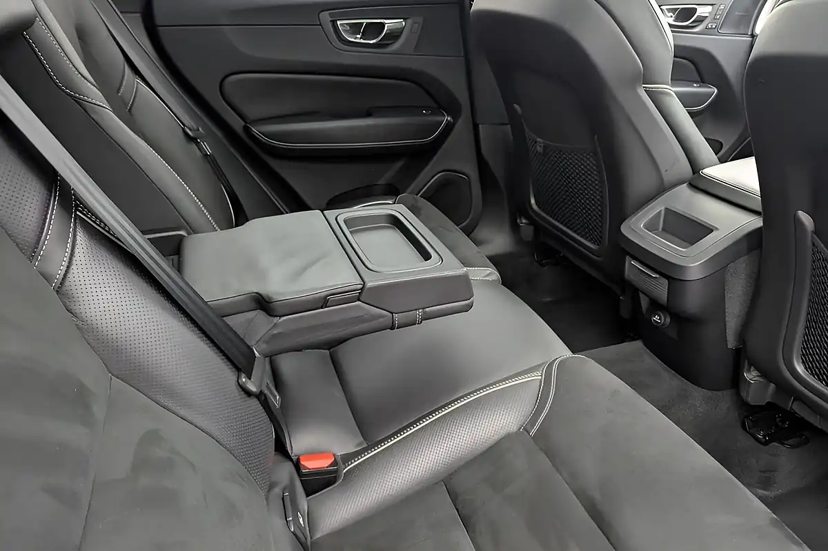 Used 2018 Volvo XC60 R-Design Pro Blue - Interior and Exterior details 18